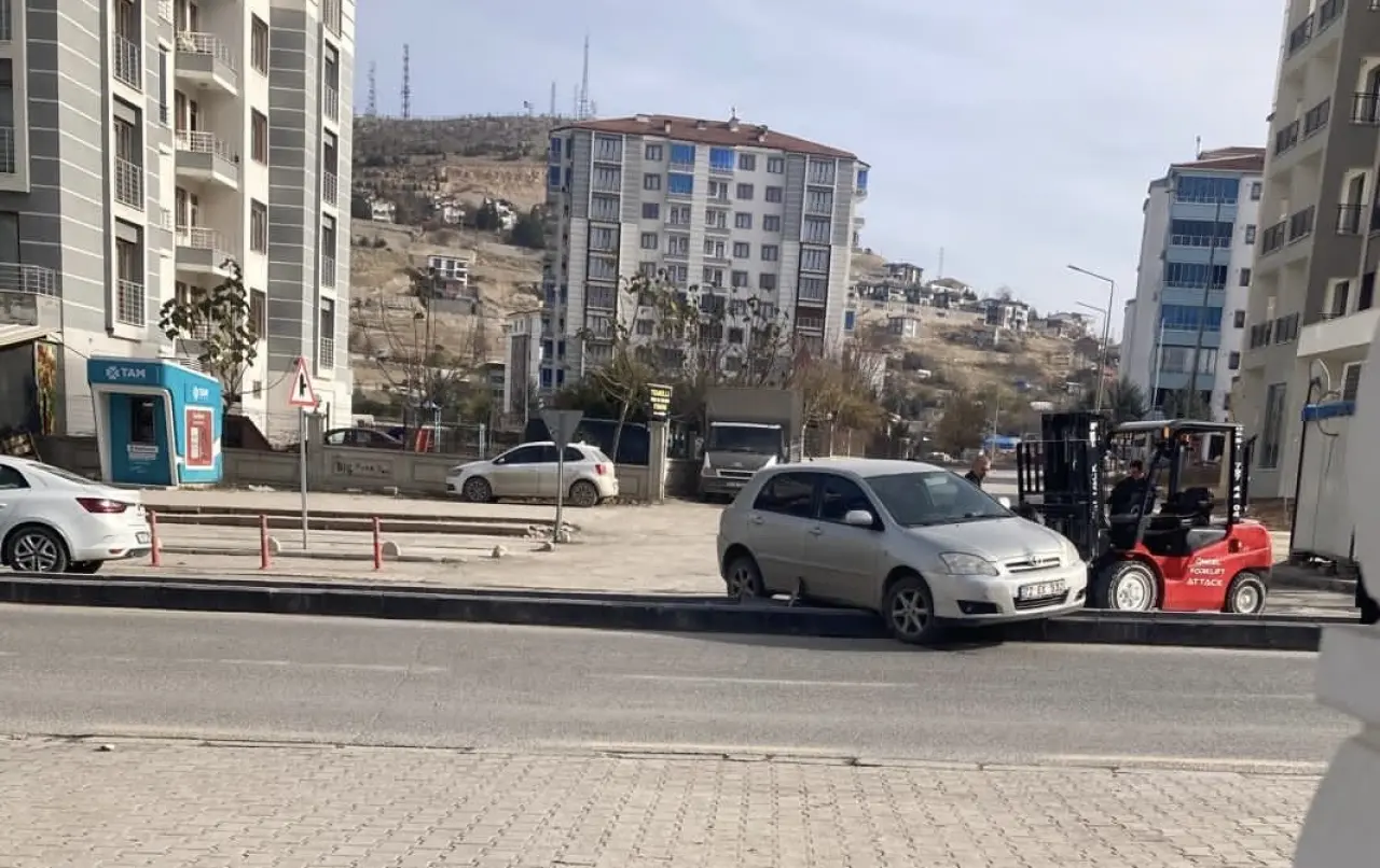 Battalgazi’de yeni yapılan orta refüje çıkan otomobil forkliftle kurtarıldı