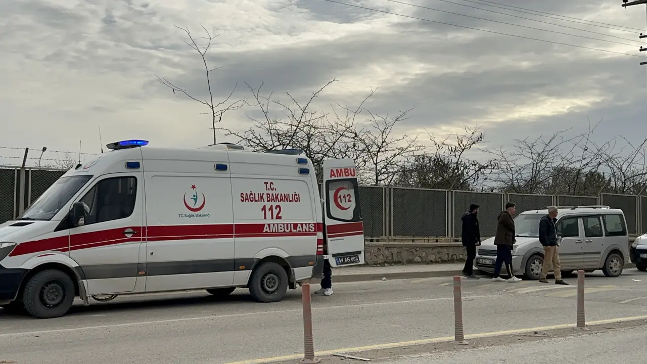 Sağlık ekiplerinin rahatsızlanan sürücüye olay yerinde müdahalesi