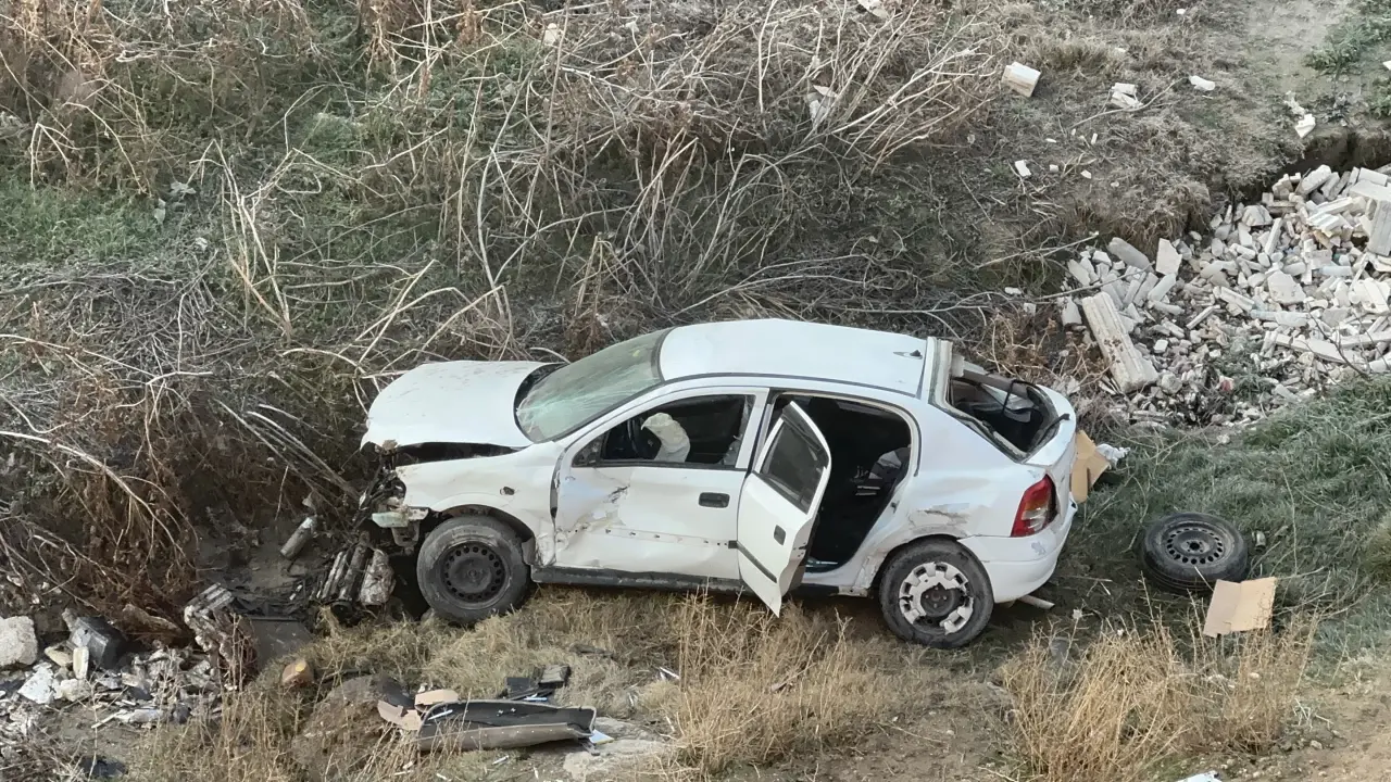 Malatya’da buzlanma nedeniyle köprüden şarampole uçan otomobil