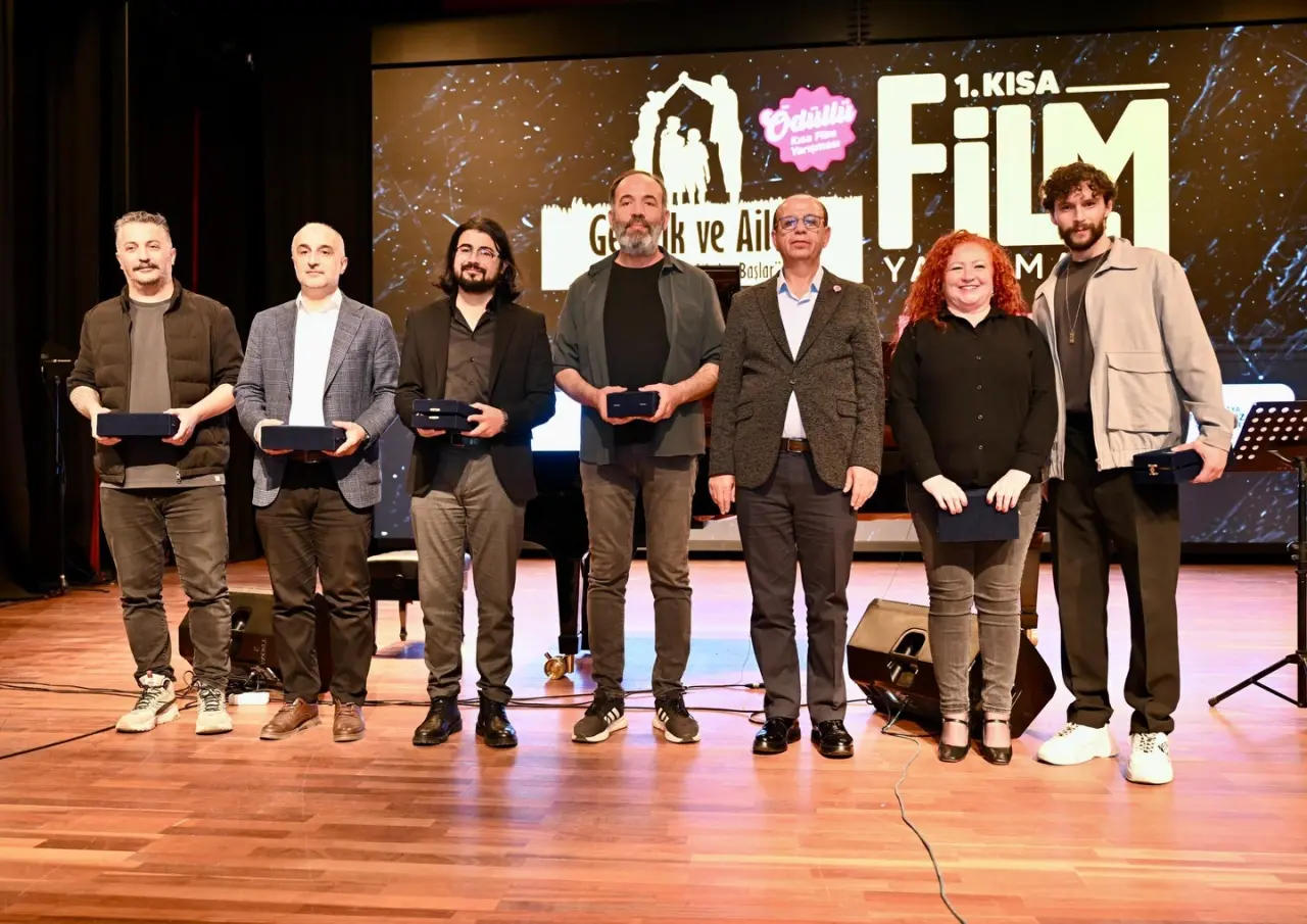 Sanatçıların ve protokolün katıldığı ödül gecesinden kareler