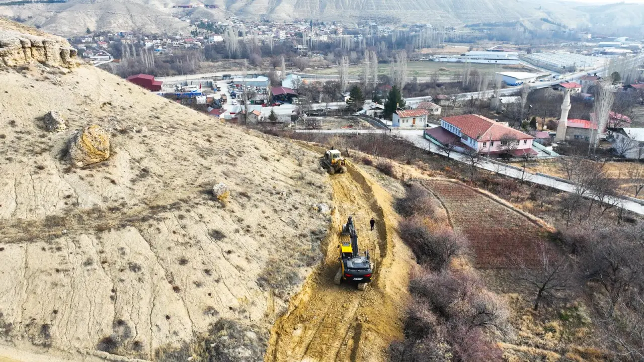 Darende Belediyesi ekiplerinin yürüttüğü zemin çalışmaları