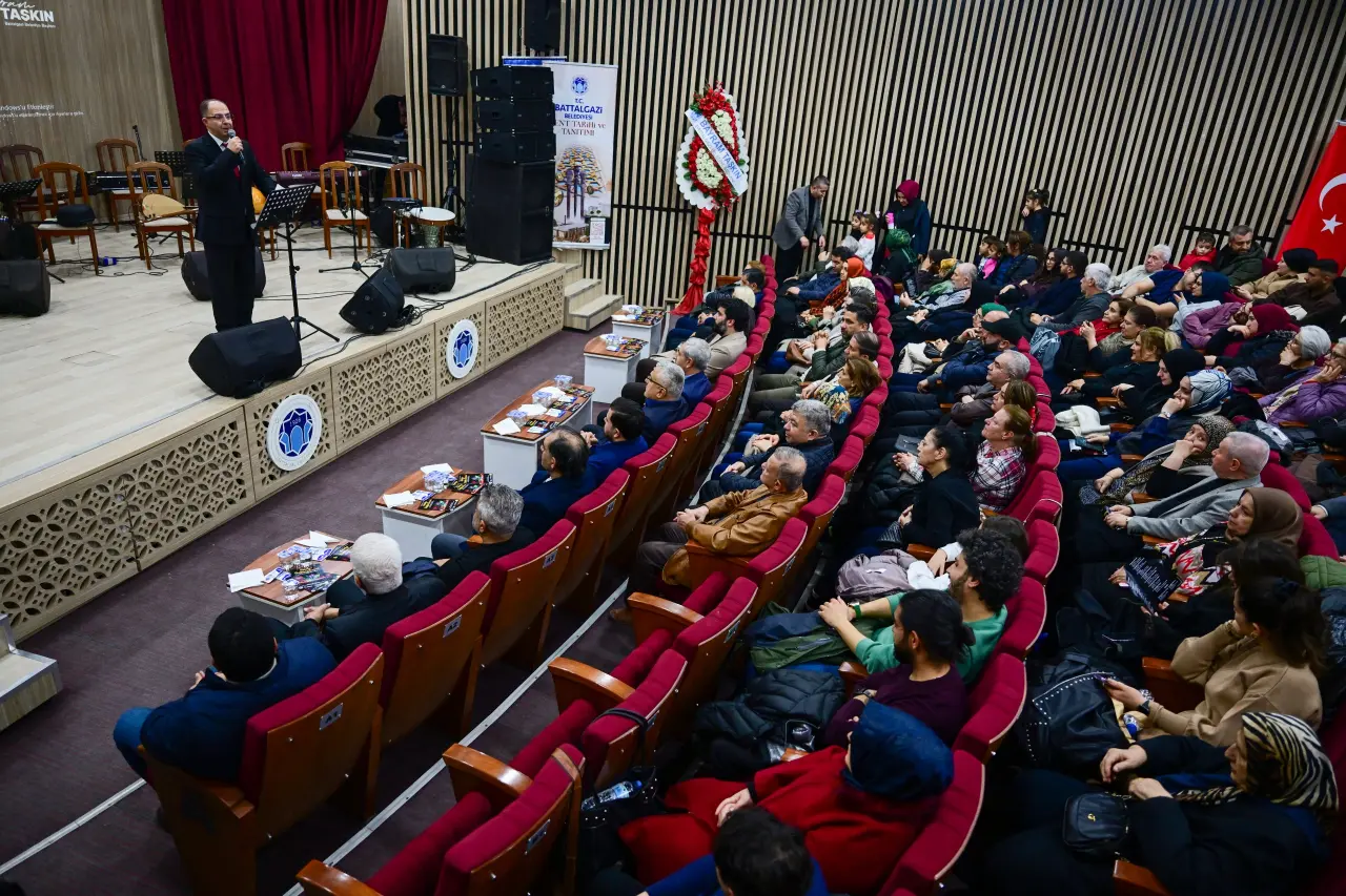 Sanatseverlerin yoğun ilgi gösterdiği musiki programından kareler