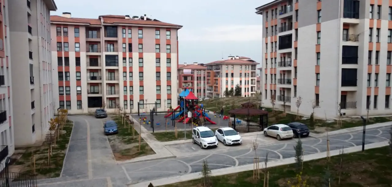 Yeşilyurt Yeşilevler Sitesi’nde yeniden inşa edilen konutlar