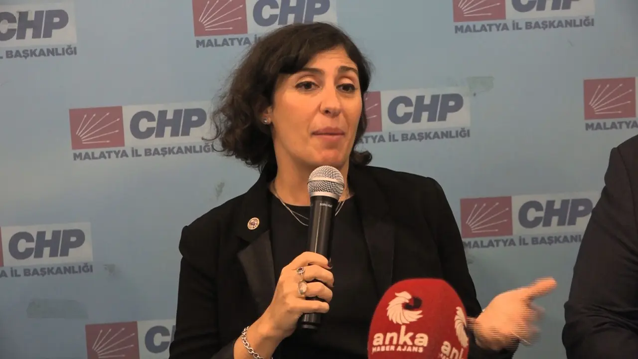 İsmet İnönü’nün 52’nci ölüm yıl dönümü dolayısıyla Malatya’da düzenlenen anma programı