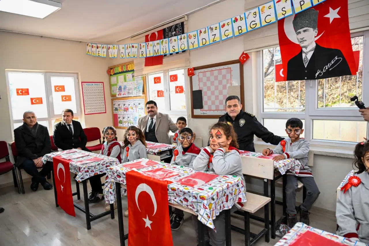 Emniyet yetkililerinin öğrencilerle bir araya geldiği programdan kareler