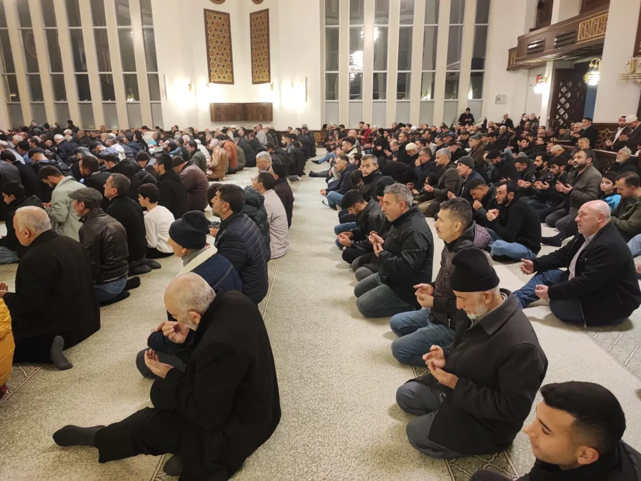 Regaib Kandili’nde camileri dolduran vatandaşlar