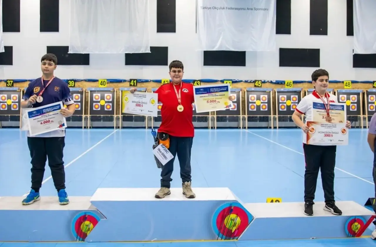 Utkan Demirci Türkiye okçuluk şampiyonu madalya töreni