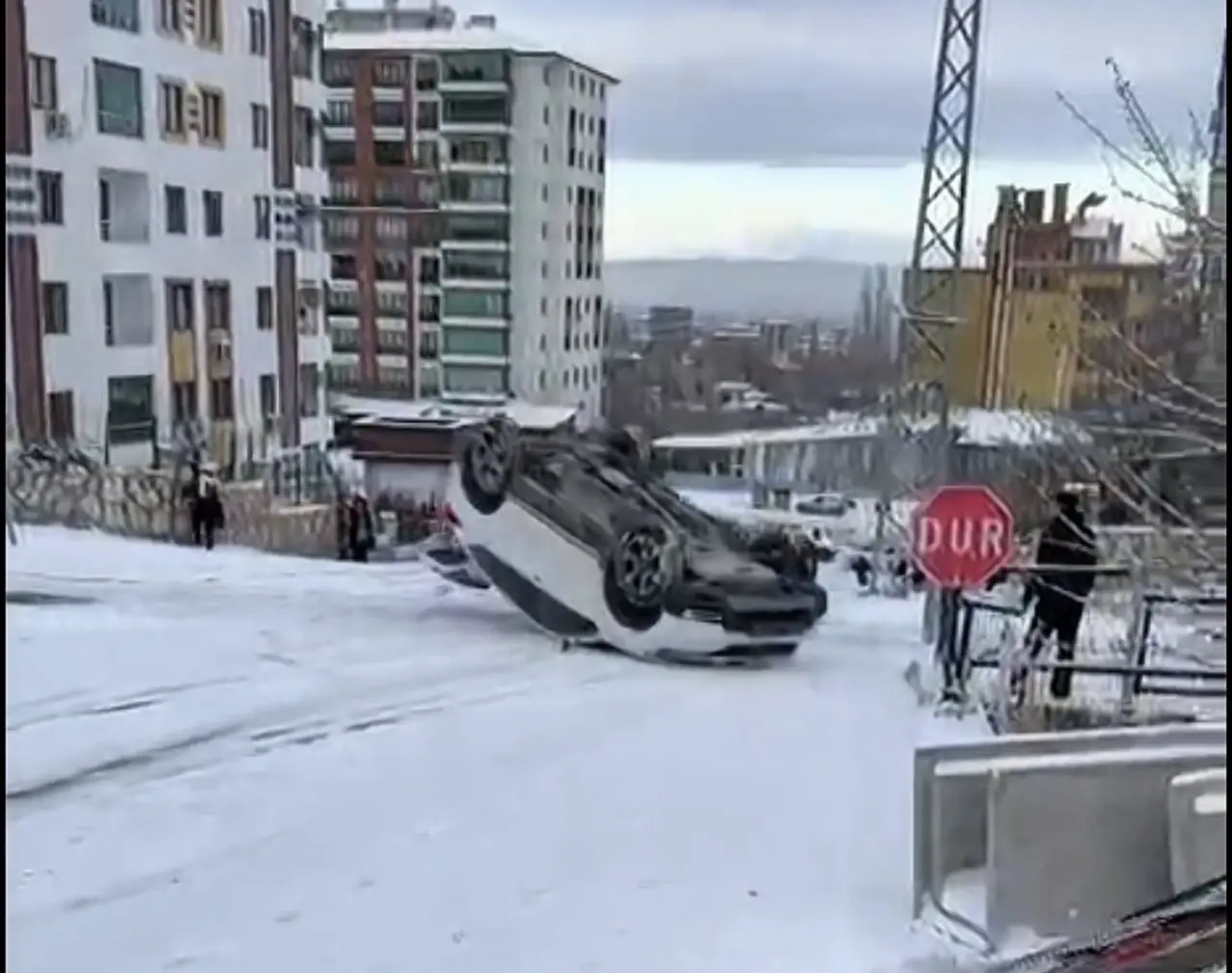 Malatya Tecde Mahallesi buzlanma nedeniyle ters dönen araç
