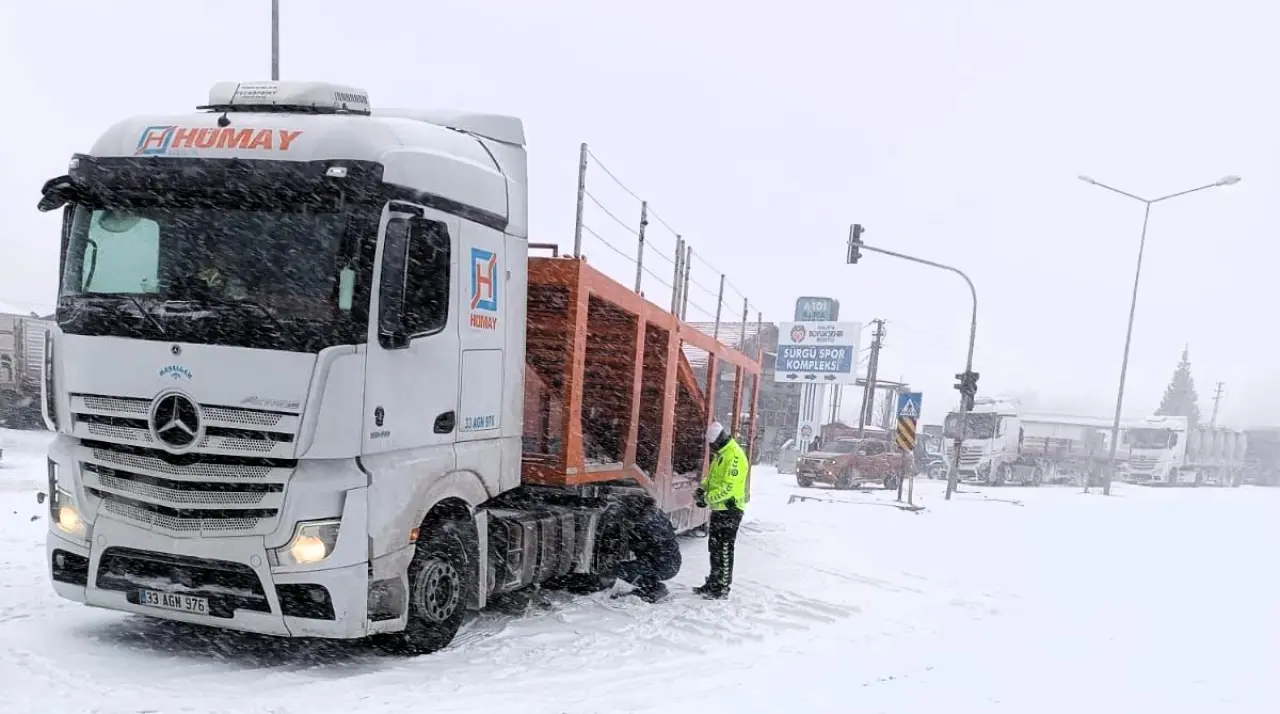 Malatya Adıyaman yolu Sürgü mevkii kar yağışı ve bekleyen tırlar