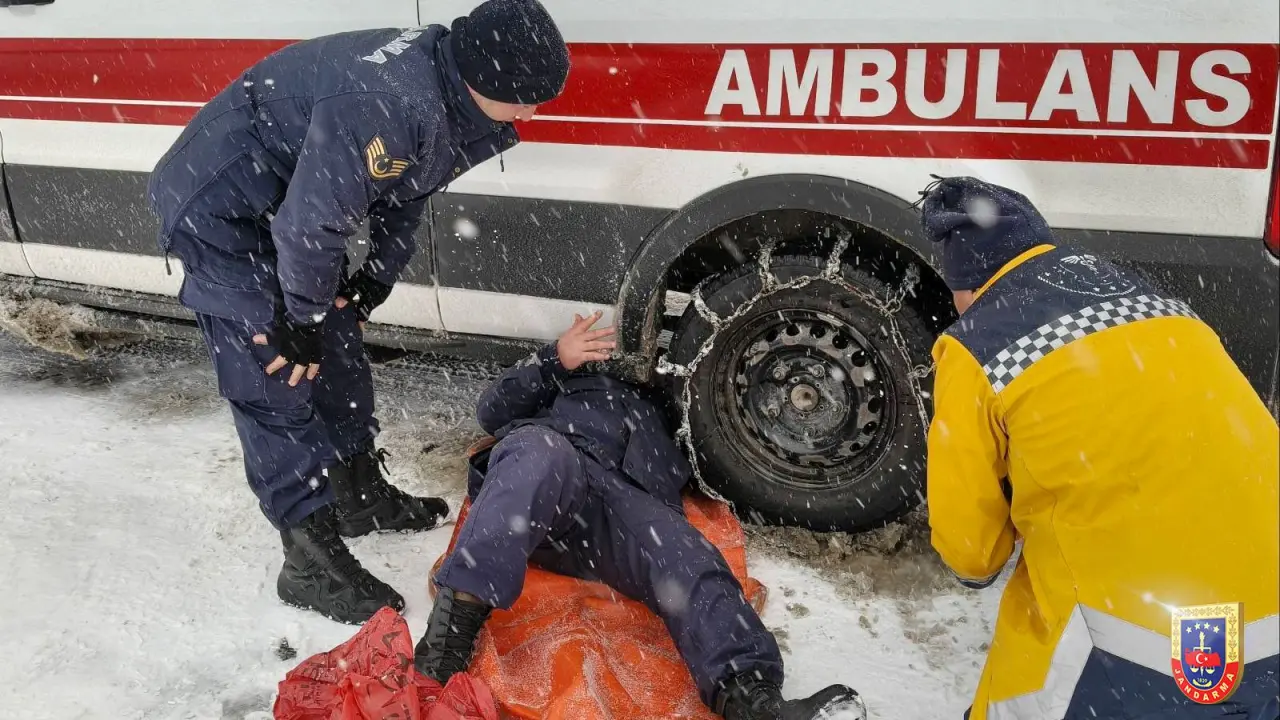 Malatya Jandarma ekipleri karda mahsur kalan vatandaşları kurtarma