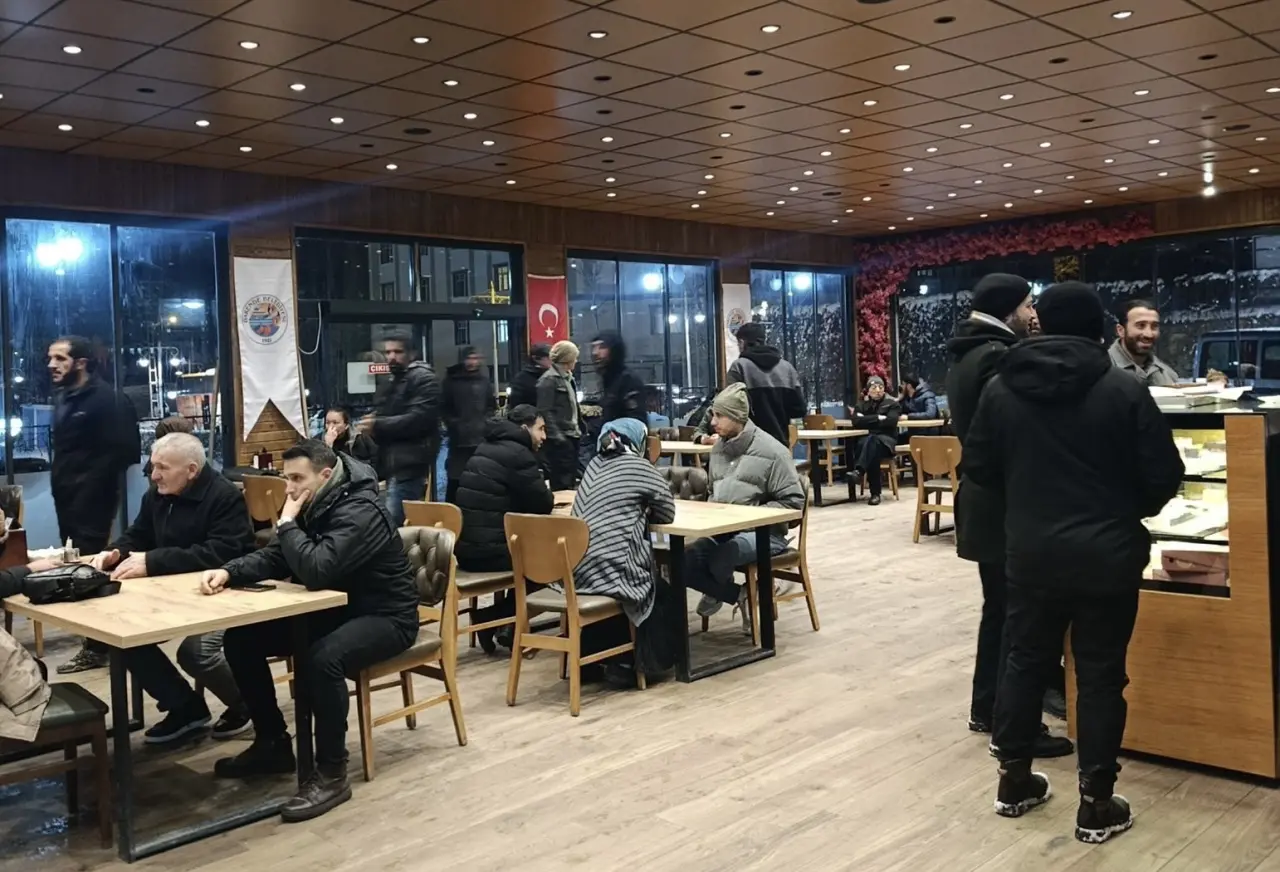 Darende Belediyesi mahsur kalan vatandaşlara yemek ikramı