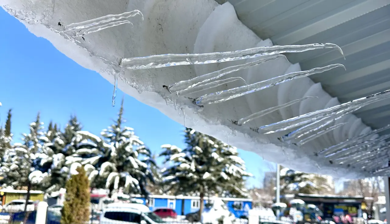 Malatya çatılardan sarkan tehlikeli buz sarkıtları