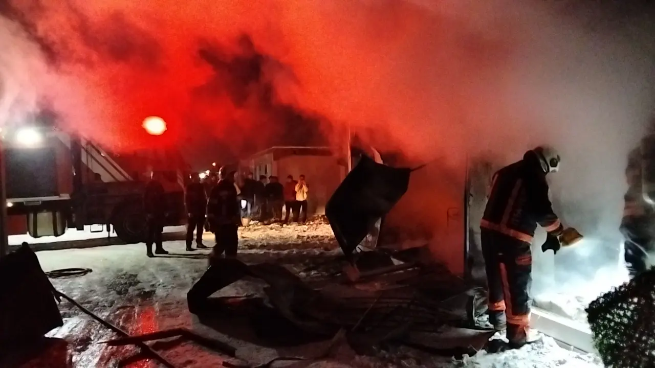 Malatya Katar Konteyner Kent yangın söndürme çalışmaları