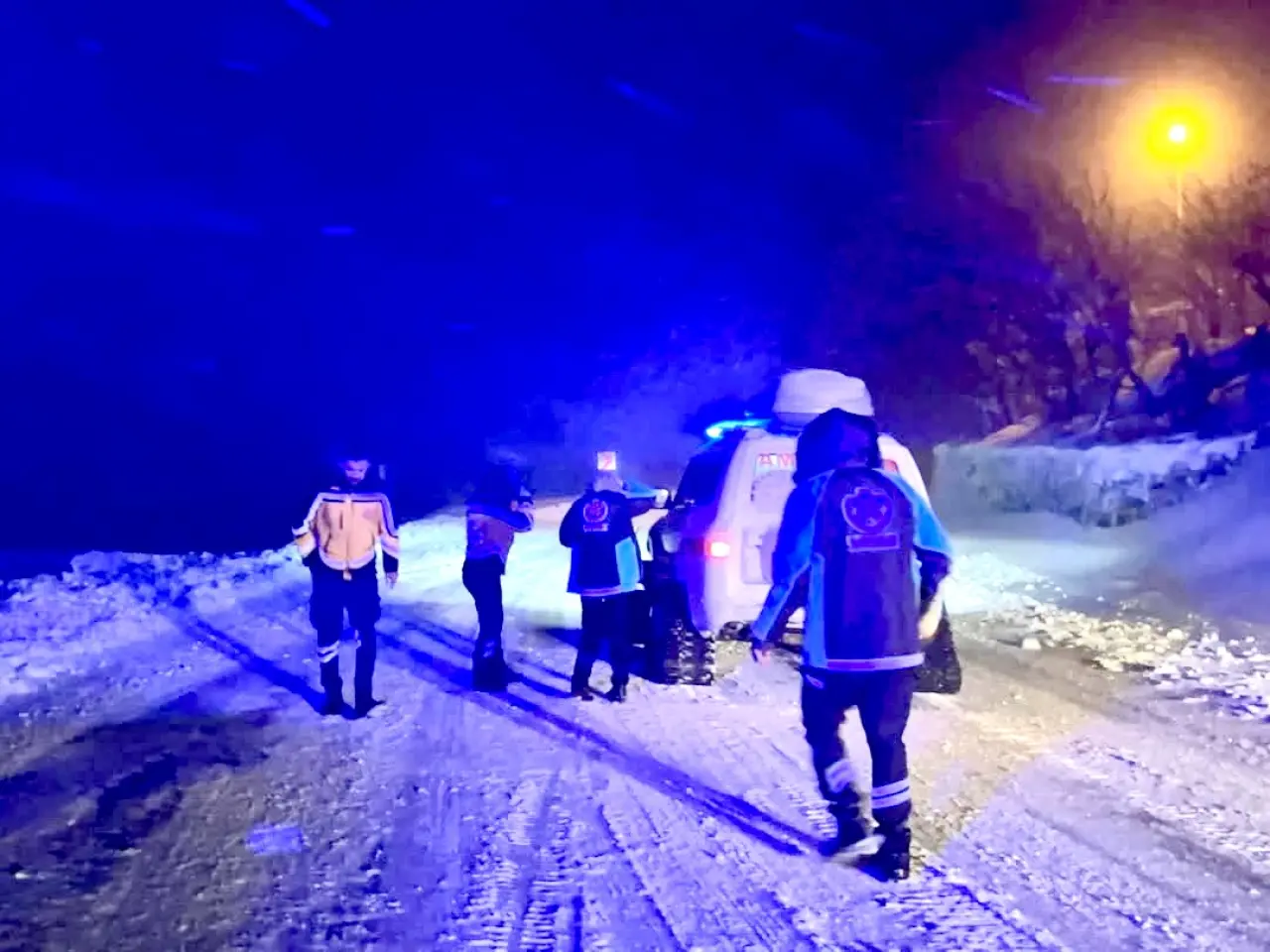 Malatya Pütürge karlı yolda UMKE ve ambulans kurtarma çalışması