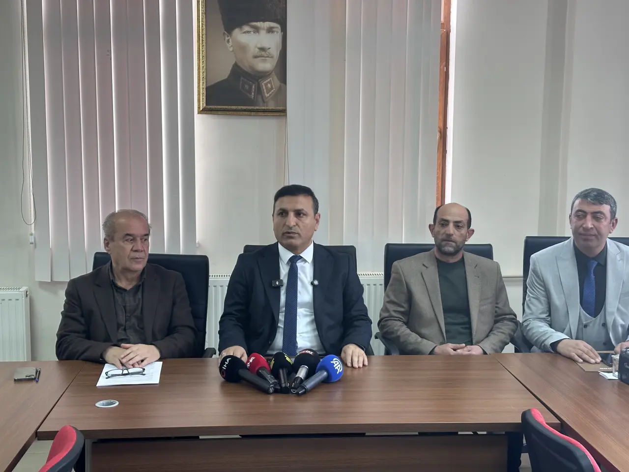 Yazıhan Belediye Başkanı Abdulvahap Göçer ve destek veren 33 muhtar