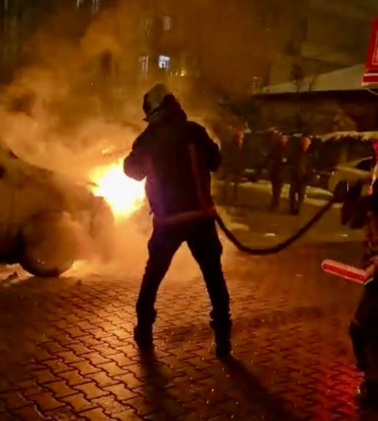 Malatya Vali Konağı yakını yanan araç ve itfaiye müdahalesi