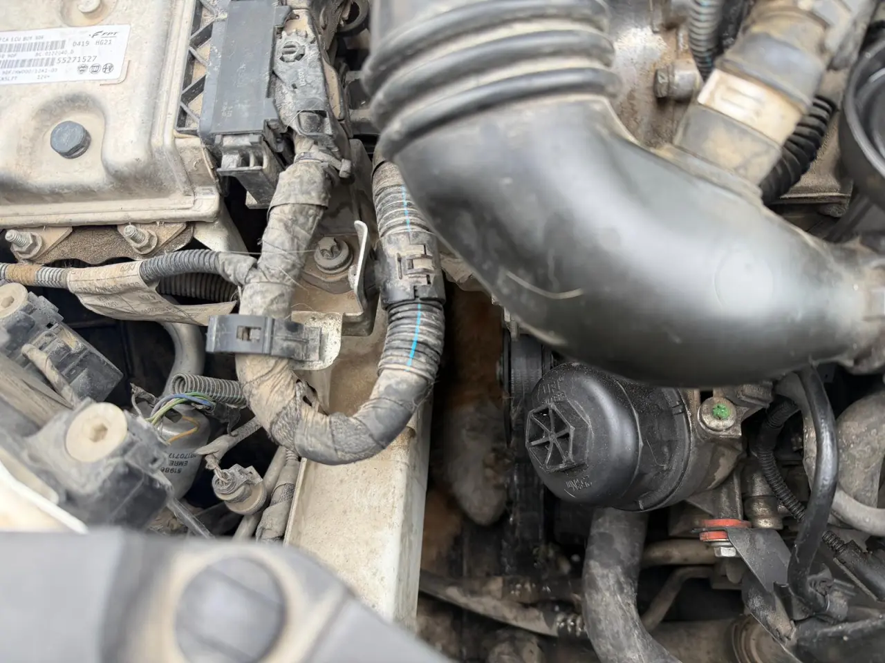 Malatya Doğanşehir araç motoruna sıkışan kedi kurtarma