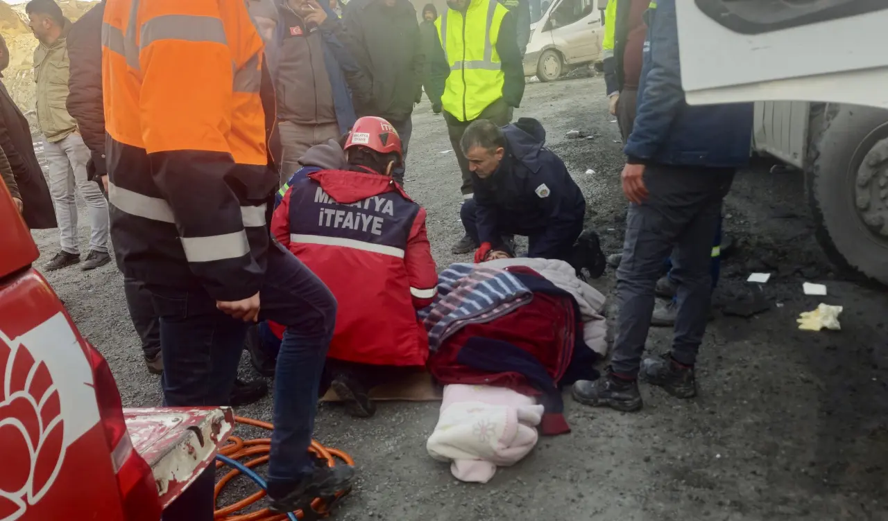 Malatya Hekimhan hafriyat kamyonu kazası itfaiye kurtarma