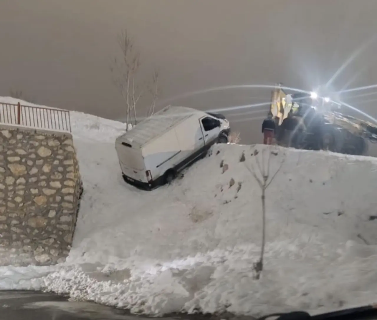 Halatı kopan vinç ve hasar gören minibüs