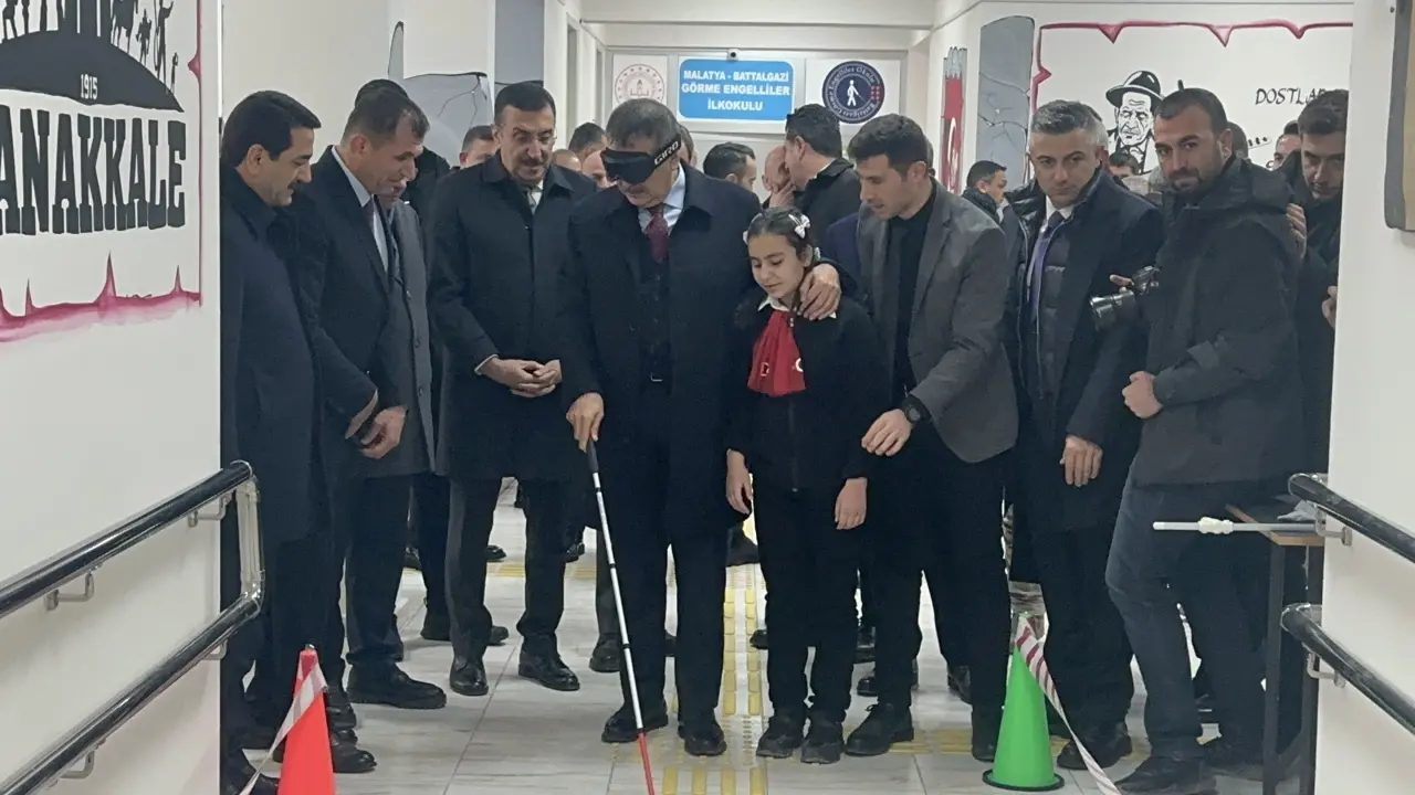 Bakan Yusuf Tekin gözleri bağlı beyaz bastonla yürüyor