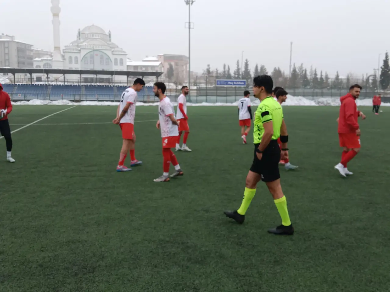 Akçadağ Spor futbol takımı sahada bekliyor