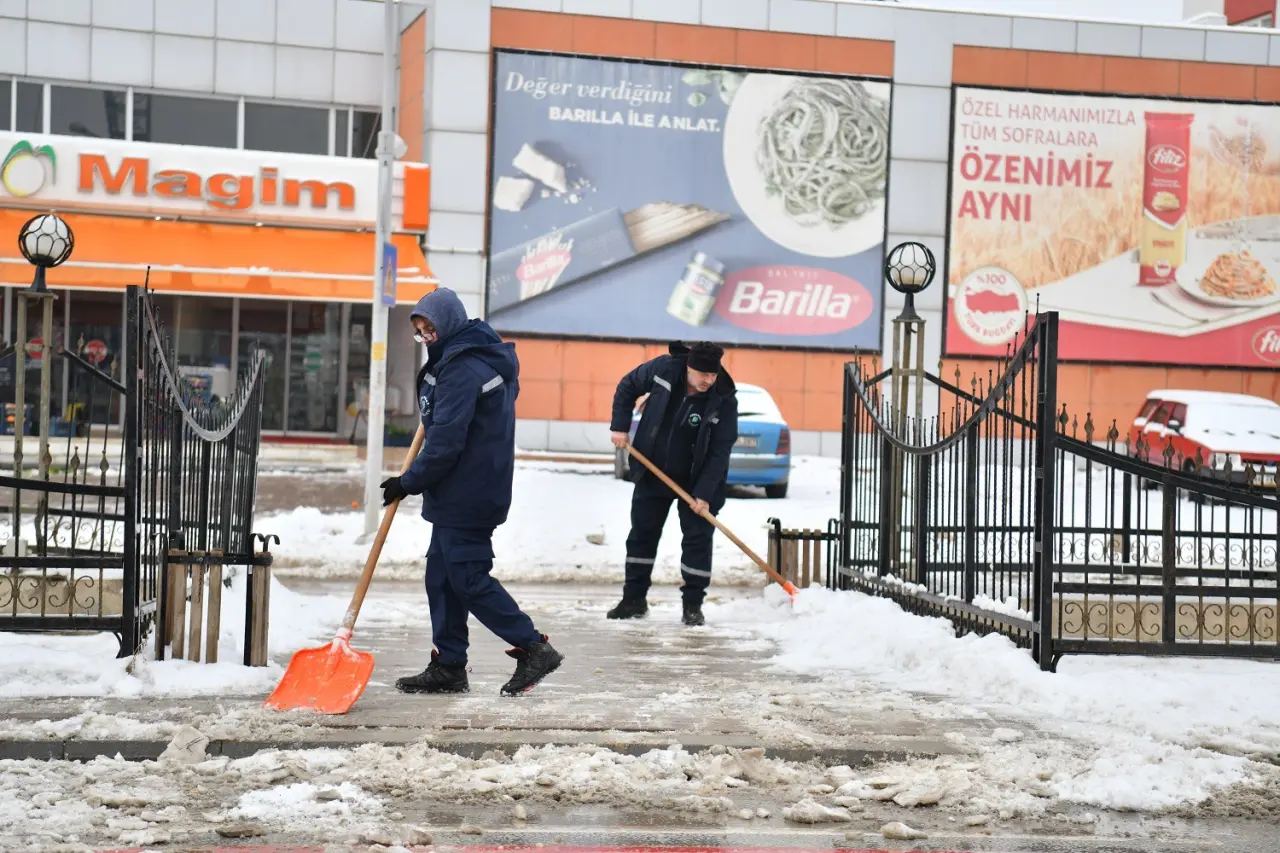 Yeşilyurt Belediyesi karla mücadele aracı kar küreme