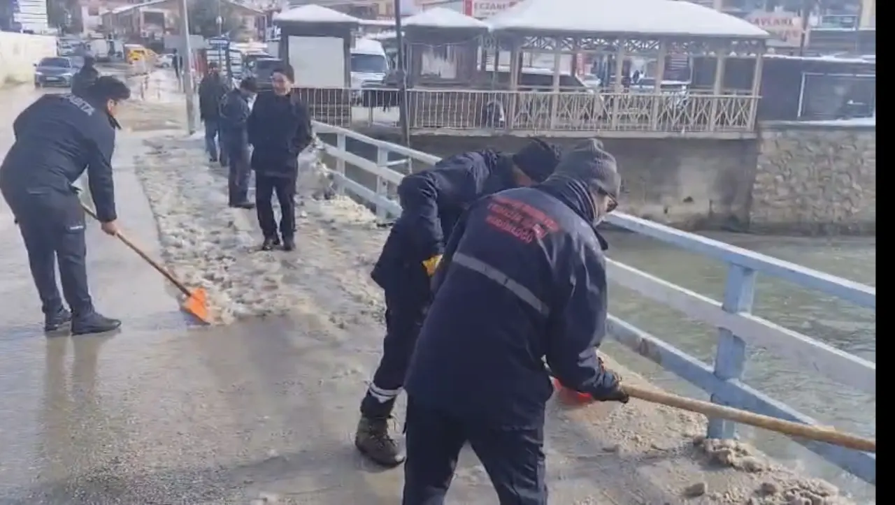 Darende kar manzarası ve yol açma çalışması