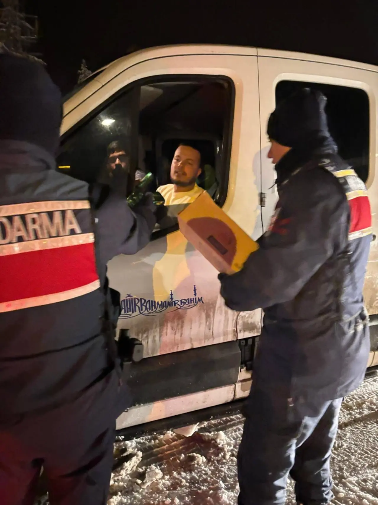 Doğanşehir Jandarma karda mahsur kalanlara yiyecek dağıtımı