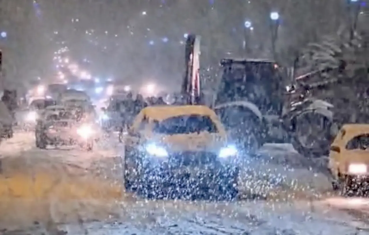 Doğanşehir karlı yol trafik akışı