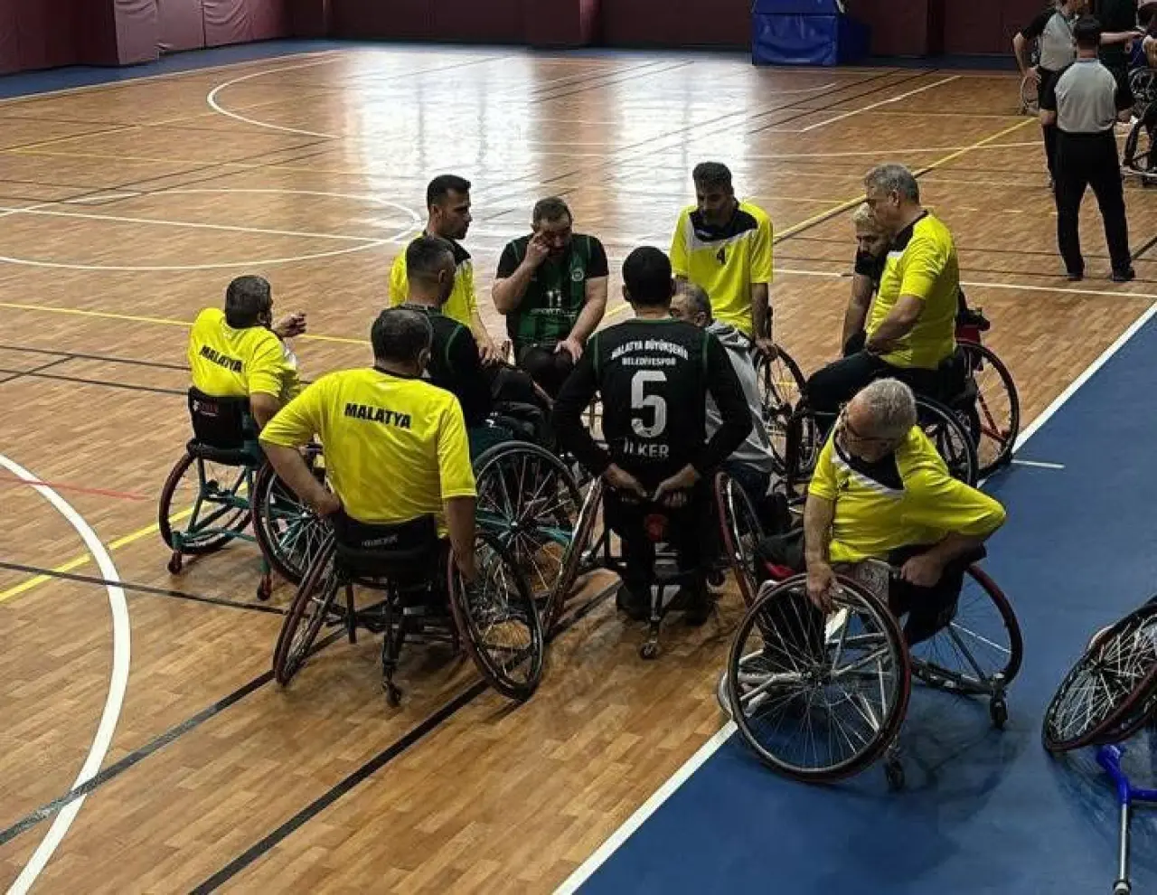 Malatya BŞB Tekerlekli Sandalye Basketbol Takımı maç anı