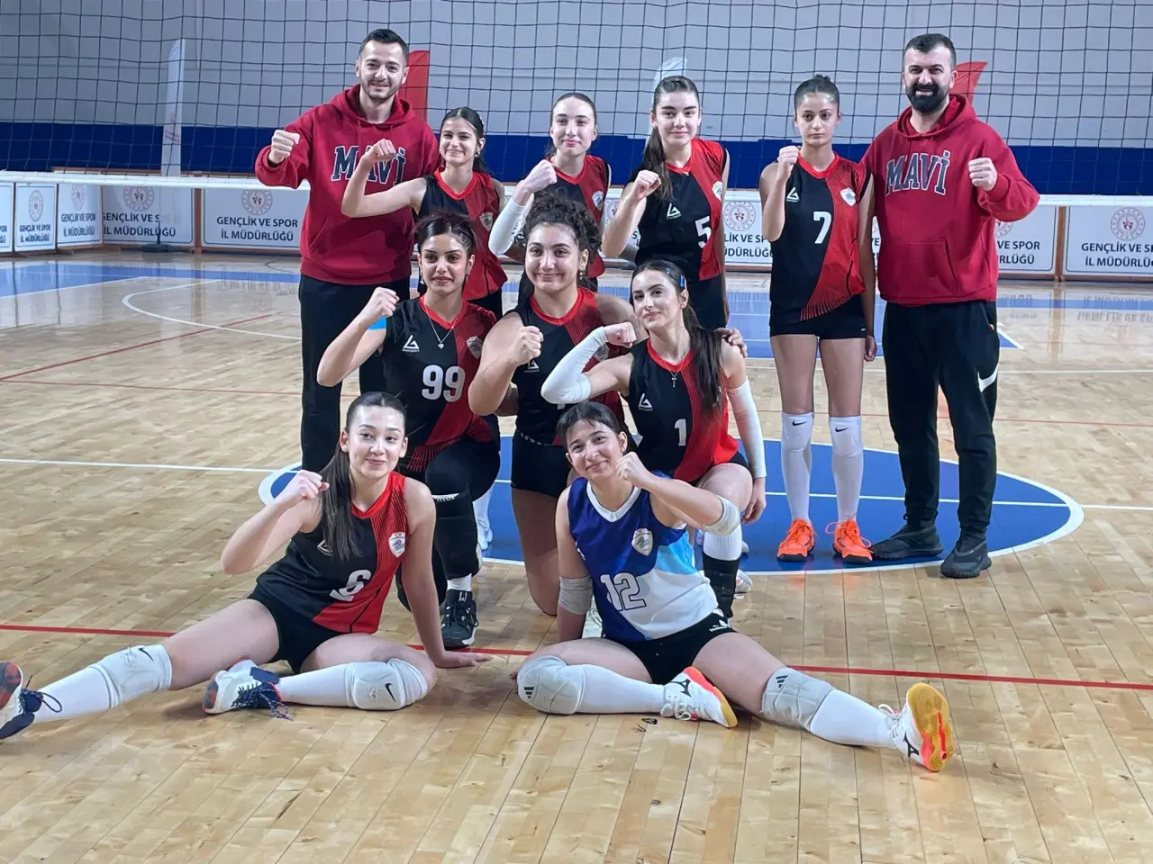 Malatya Voleybol takımı galibiyet sevinci