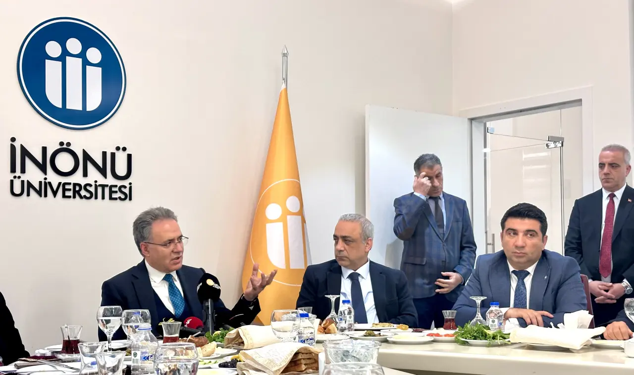 İnönü Üniversitesi Rektörü Prof. Dr. Nusret Akpolat gazetecilerle toplantı