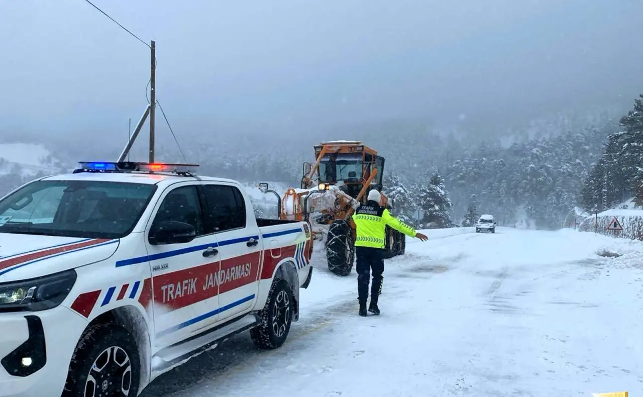 Darende Malatya karayolu karlı yol ve trafik