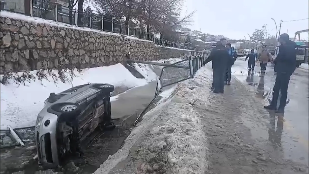 Malatya Tecde trafik kazası kanala düşen otomobil