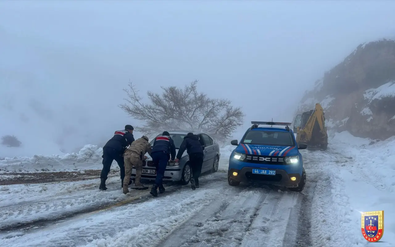 Malatya Jandarma kar kurtarma çalışması