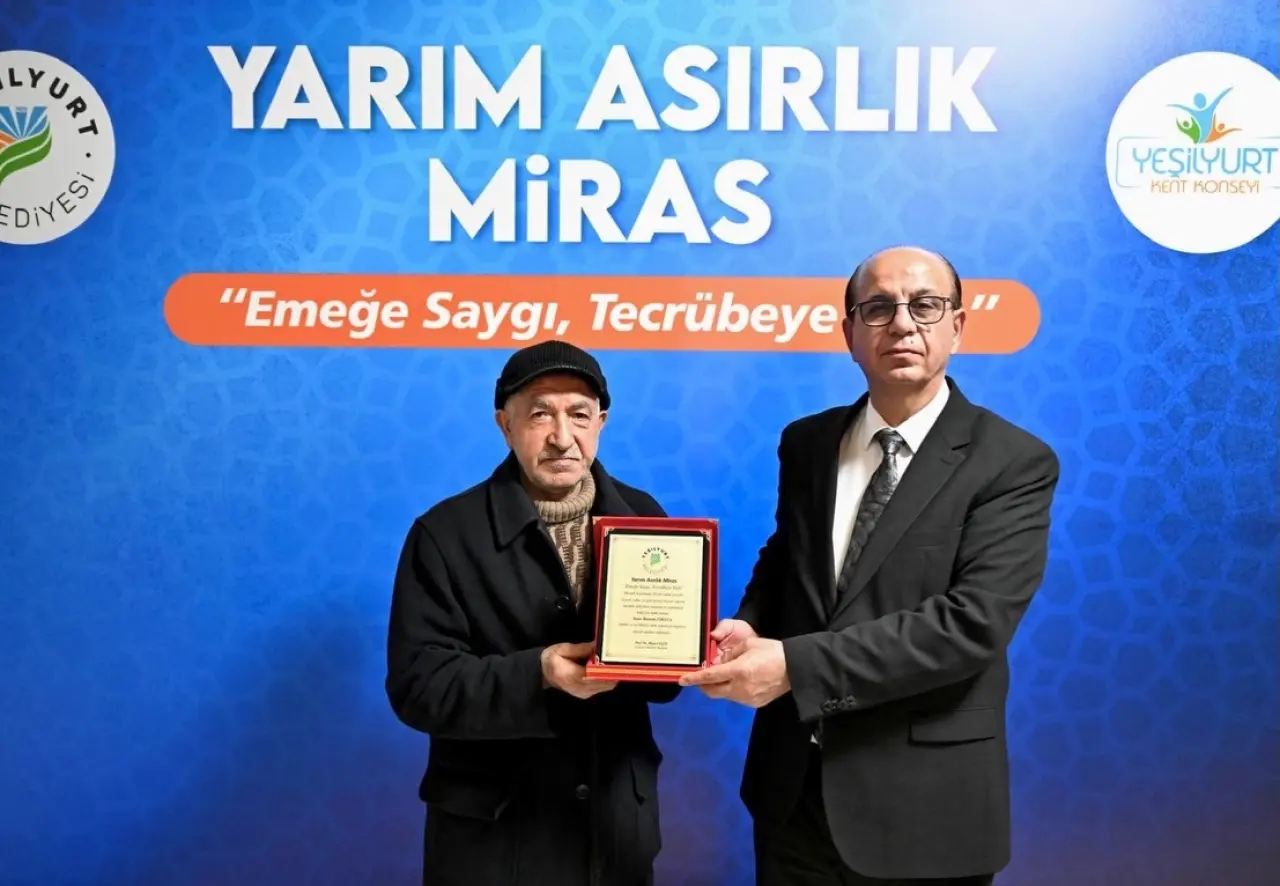 İlhan Geçit 50 yıllık ustalara plaket takdimi