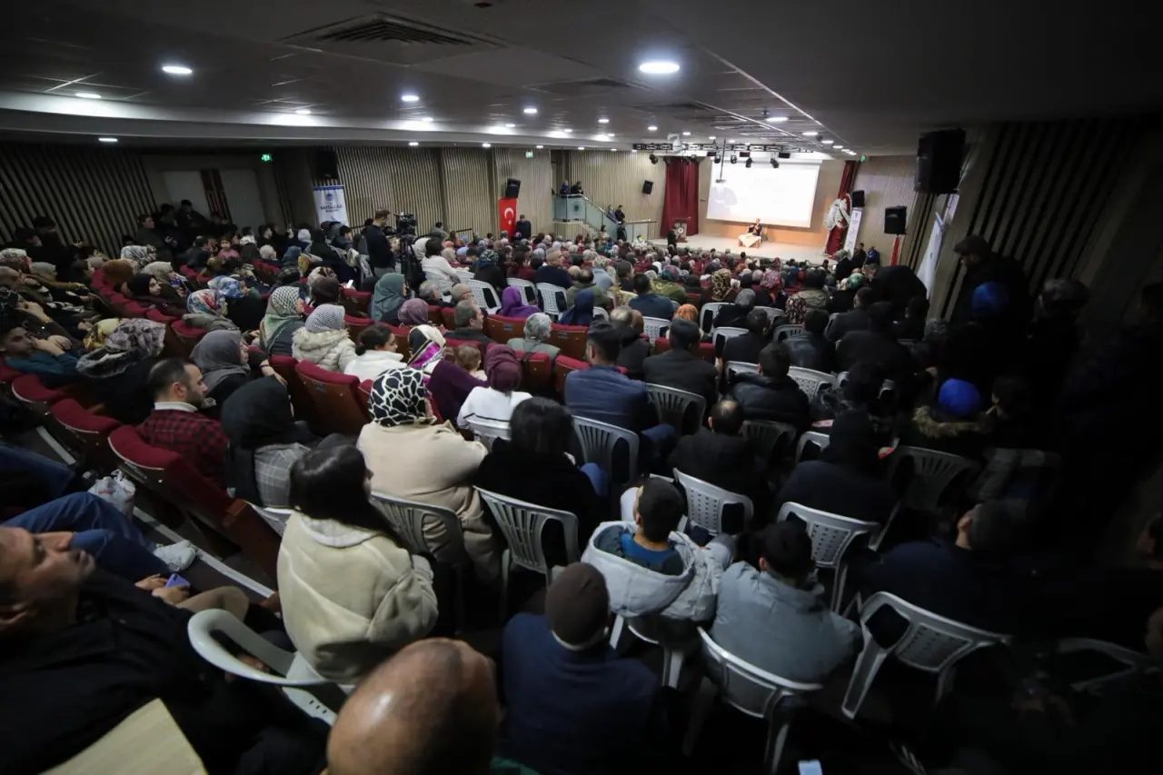Battalgazi Belediyesi Konferans Salonu dolu vatandaşlar