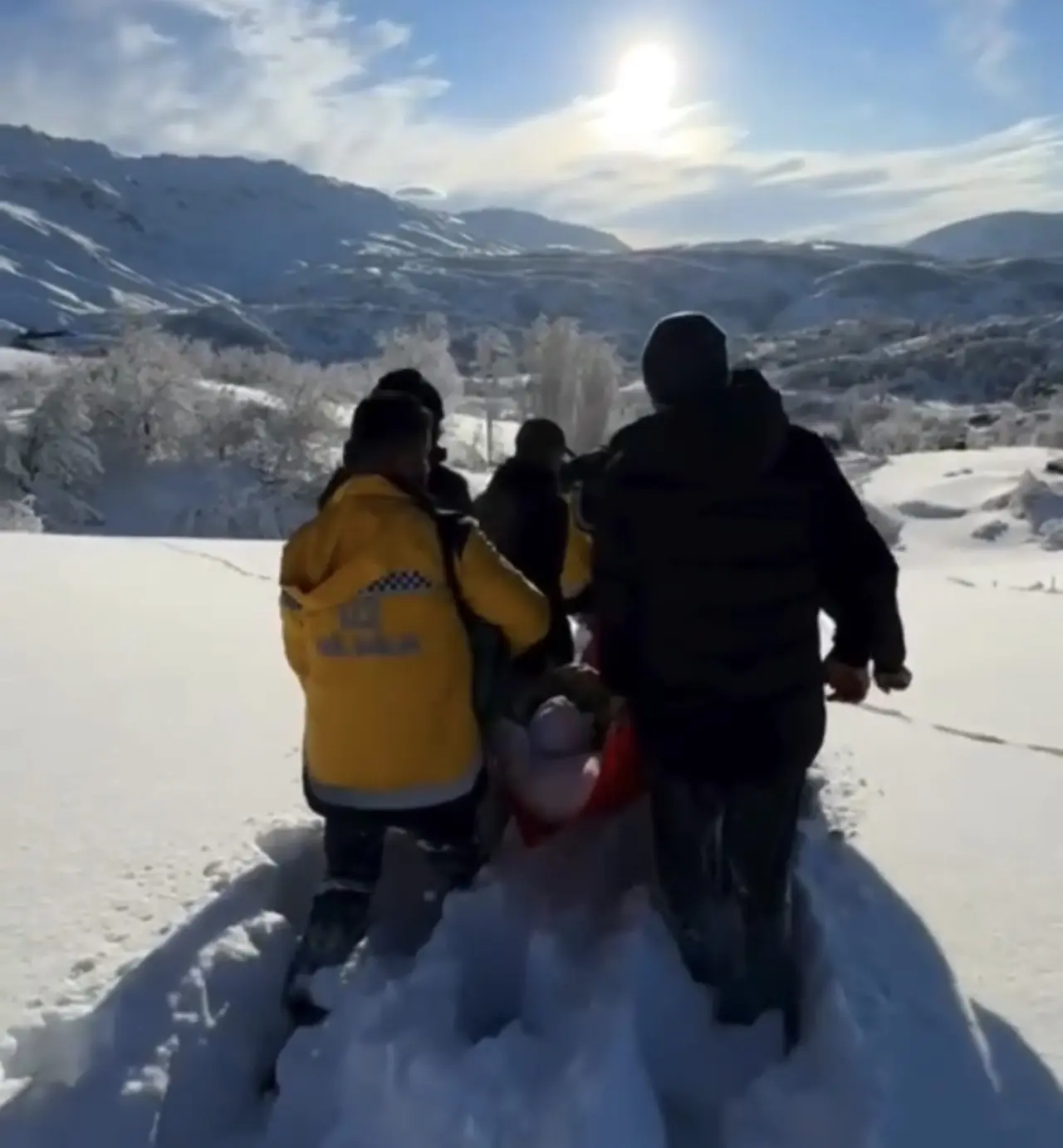 Pütürge karda sedye ile hasta taşıyan sağlık ekipleri