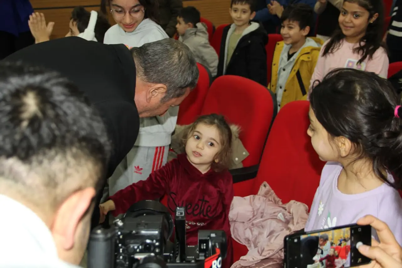 Darende Belediye Başkanı Alican Bozkurt çocuklara bayrak dağıtımı