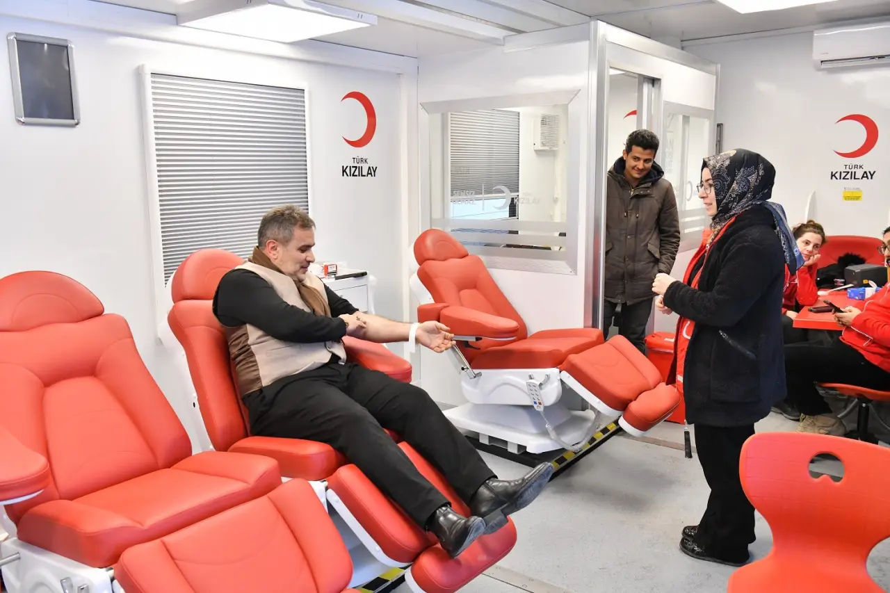 Yeşilyurt Belediyesi personeli Kızılay kan bağışı