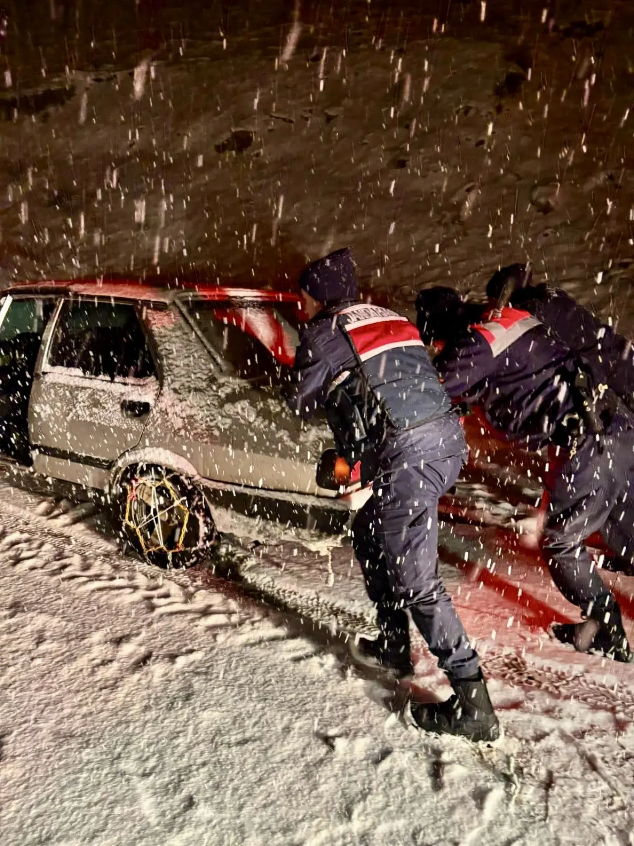 Doğanşehir Jandarma ekipleri karda kalan aracı kurtarıyor