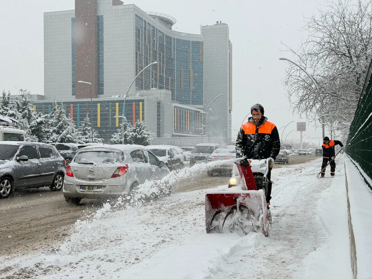 Yeşilyurt Belediyesi kar küreme aracı ve çalışan ekipler