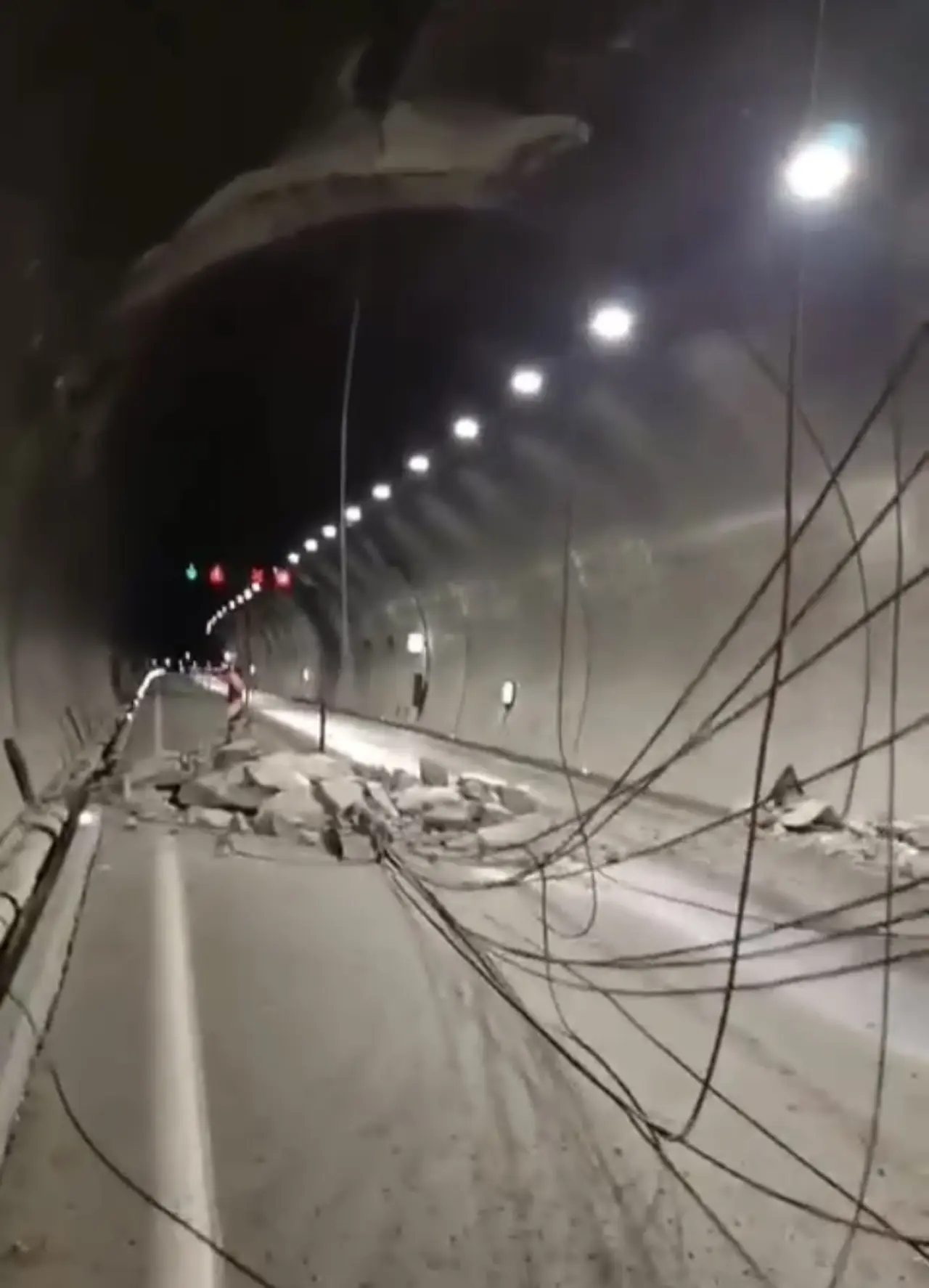 Tünelde göçük temizleme çalışmaları karayolları