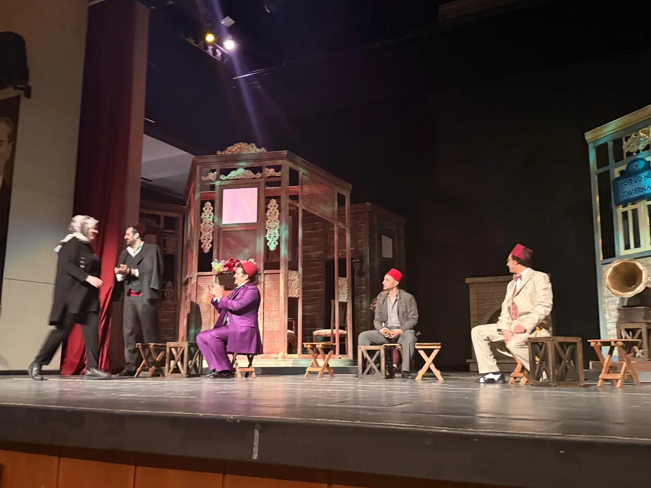 Yalancının Mumu tiyatro oyunu sahne performansı