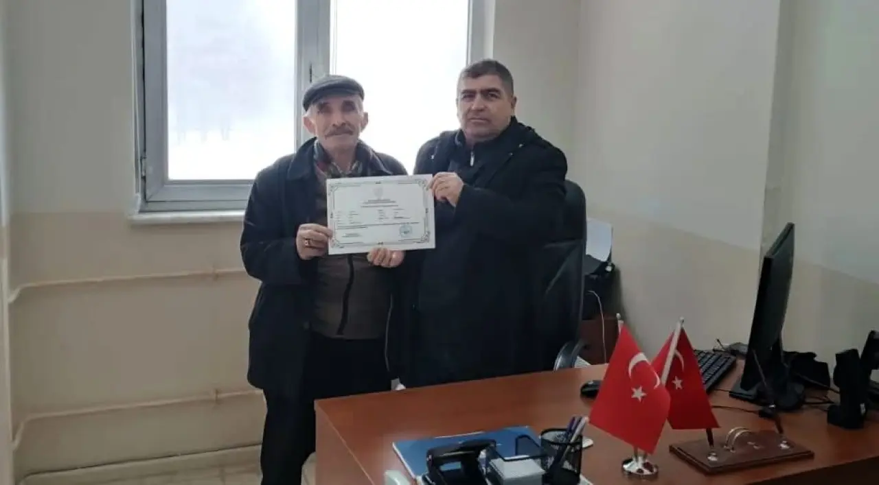 82 yaşındaki Mustafa Dalkılınç başarı belgesi töreni