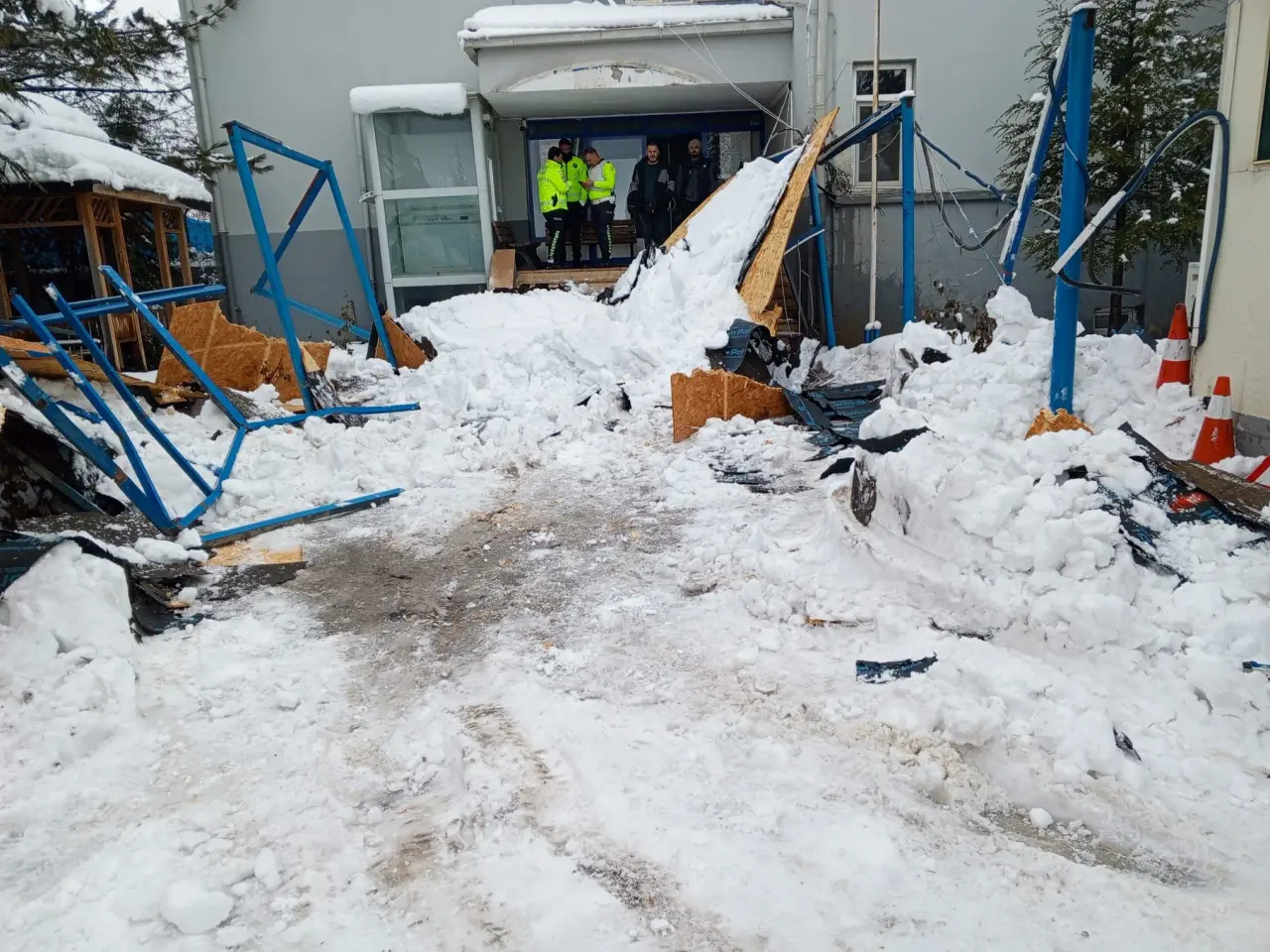 Doğanşehir Sürgü Trafik İstasyonu çöken sundurma