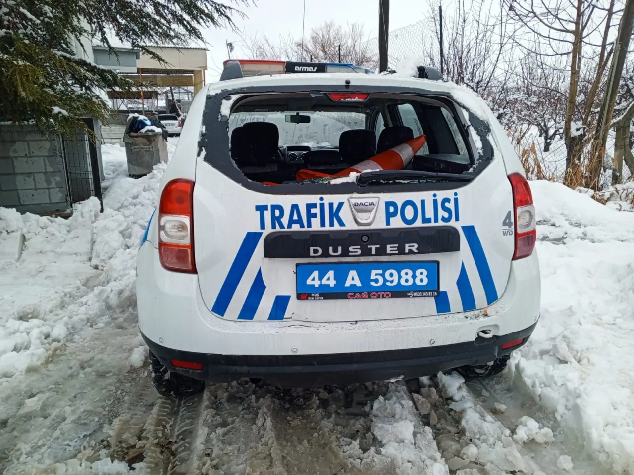 Kar altında kalan polis araçları Malatya
