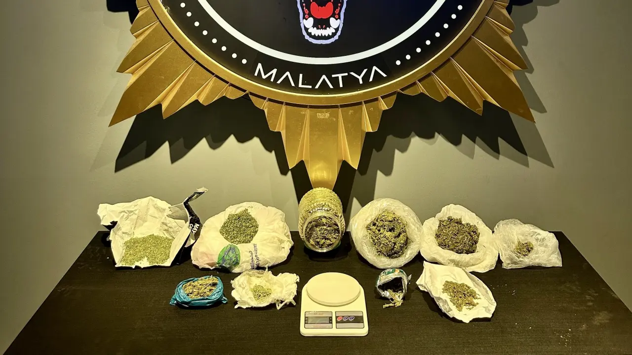 Narkotik operasyonu ele geçirilen esrar ve hassas terazi