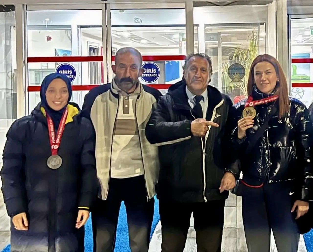 Hatice Akbaş ve Rabia Topuz Araz havalimanı karşılama