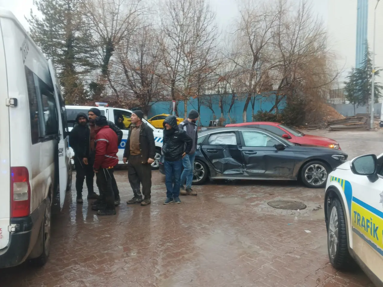 Turgut Özal Camii trafik kazası polis ekipleri